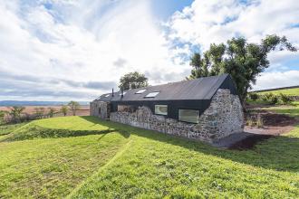 Лили Дженкс и Натаниэль Дорент вдохнули новую жизнь в руины 17 века