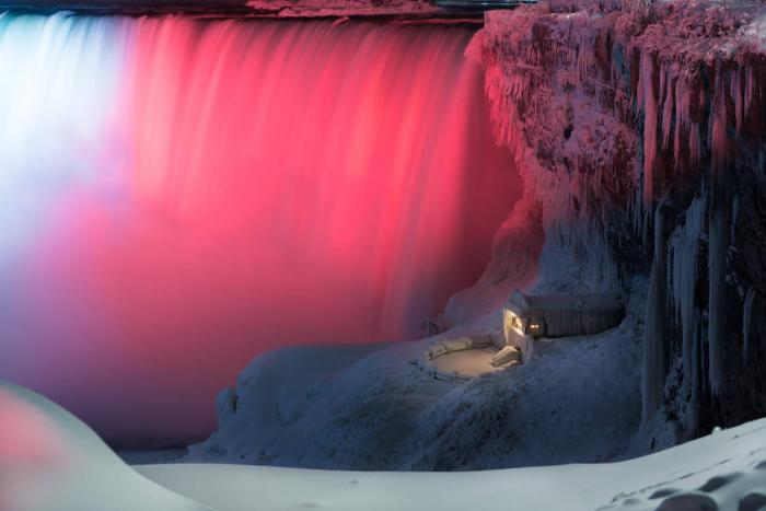 Светящийся Ниагарский водопад, попавший в январский мороз, запечатлен Адамом Клекоткой