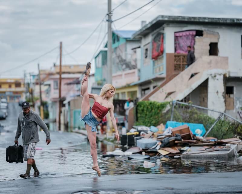 фотографии танцоров на фоне разрушений в Пуэрто-Рико, ураган Мария, фото 1