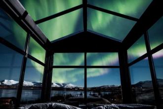 Исландский коттедж с панорамными окнами. Любуйтесь северным сиянием, не вставая с кровати